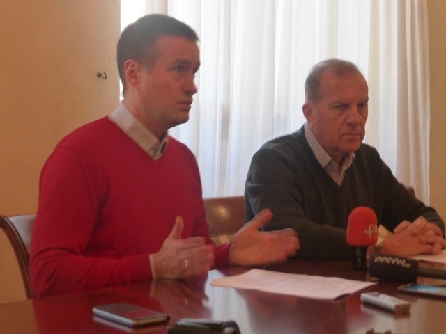 Tomasz Nesterowicz (z lewej) i Edward Markiewicz, podczas porannej konferencji prasowej