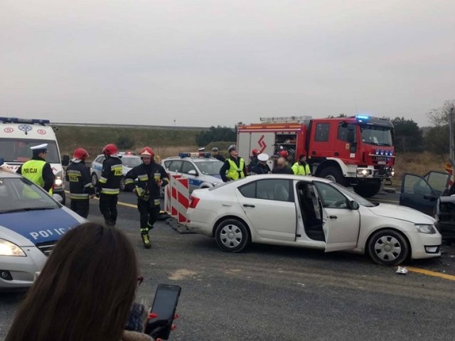 Do wypadku doszło w czwartek 9 listopada na S3 na wysokości Niedoradza koło Nowej Soli. Ford uderzył w skodę. – W fordzie jechały trzy osoby, wszystkie kompletnie pijane – mówią świadkowie wypadku. Cztery osoby trafiły do szpitala.Do wypadku doszło około godz. 14.15. Ford jechał w kierunku Nowej Soli. – Jego kierowca nie dostosował prędkości do warunków panujących na drodze i uderzył w prawidłowo jadącą skodę – mówi st. sierż. Justyna Sęczkowska, rzeczniczka nowosolskiej policji.Na miejsce przyjechały służby ratunkowe. Na pomoc poszkodowany w wypadku ruszyli kierowcy. – W fordzie wszyscy są pijani – informowali świadkowie wypadku. Strażacy rozcięli karoserię forda, żeby wydostać kierującego i pasażerów.Do szpitala zostały przewiezione cztery osoby. To 64-letni kierowca skody, mieszkaniec Świnoujścia. I trzy osoby z forda, którego prowadził 49-latek z Głogowa. – Jest podejrzenie, że kierowca forda może być pijany. Odmówił podania się badania alkomatem – mówi st. sierż. Sęczkowska.Na S3 pracują nowosolscy policjanci. – Został wprowadzony ruch wahadłowy – mówi st. sierż. Sęczkowska.Przeczytaj też:  Śmiertelny wypadek na S3 w okolicy Sulechowa. Nie żyje kierowca forda i 12-letni chłopiecZobacz też wideo: KRYMINALNY CZWARTEK - 9.11.2017 - Porwanie 25-letniej kobiety w Słubicach. Policja i matka ofiary zdradzają kulisy tego zdarzenia