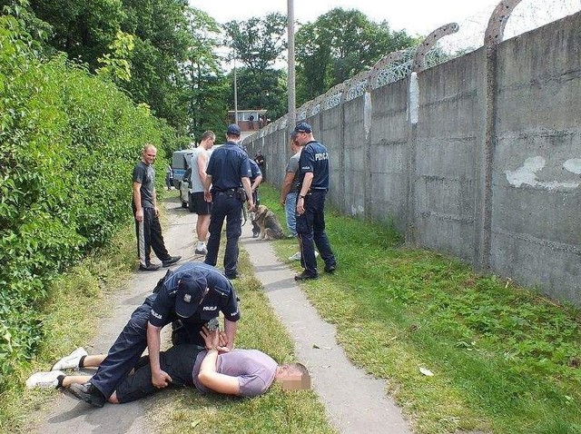 Swoją sprawność w akcji i współdziałanie ćwiczyli w ten sposób policjanci, strażacy oraz funkcjonariusze służby więziennej z Potulic.