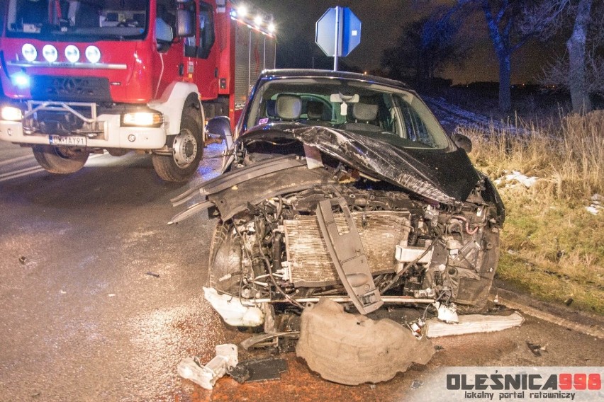 Dwa groźne wypadki pod Wrocławiem. Zmiażdżone samochody, pięć osób rannych