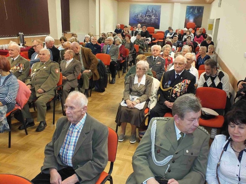Wieczornica Ligi Obrony Kraju w Starachowicach, na rocznicę odzyskania niepodległości. Wręczono medale 