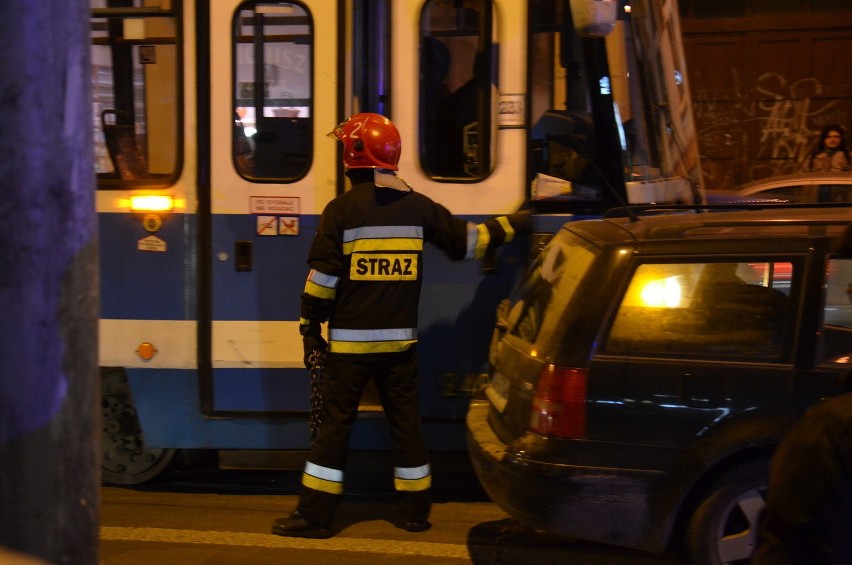 Wrocław: Wypadek na Sienkiewicza. Volkswagen zderzył się z tramwajem (ZDJĘCIA)
