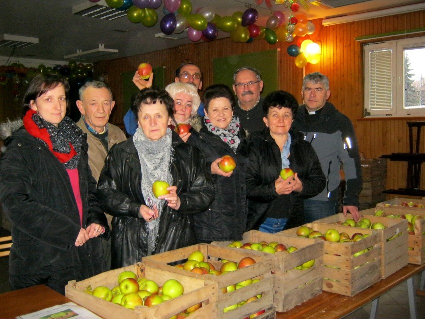 Caritas Gorlice rozdał mieszkańcom 10 ton jabłek