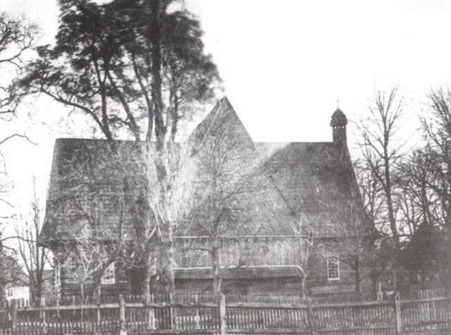 Widok od północy na dawny drewniany kościół pw. Świętej Trójcy w Gorzowie Śląskim. Świątynię rozebrano w 1889 roku, ponieważ ze względu na stan groziła zawaleniem.