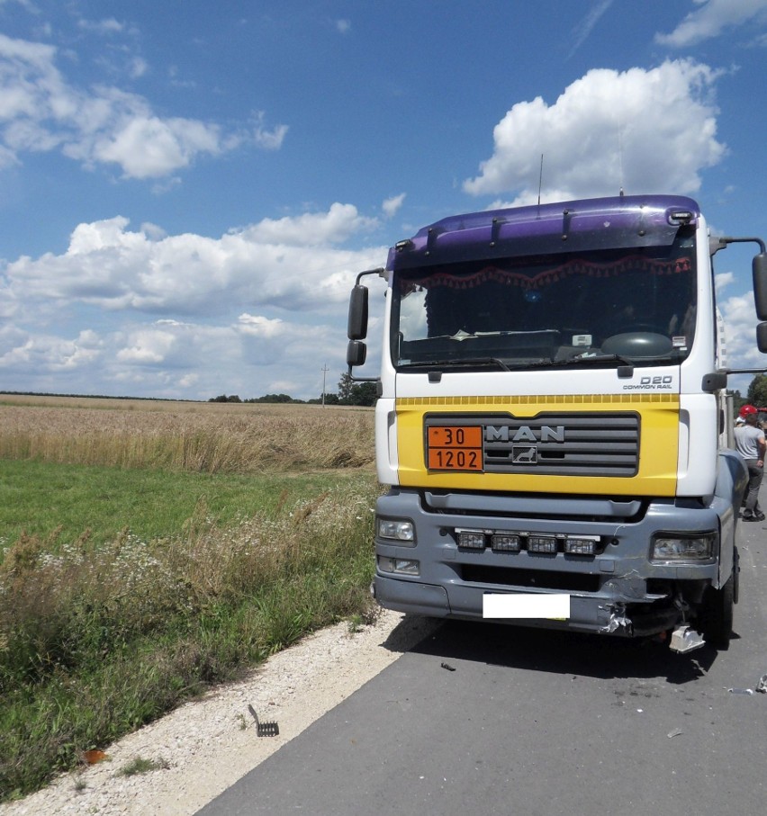 Wypadek w Skadli. Osobówka zderzyła się z cysterną (ZDJĘCIA)