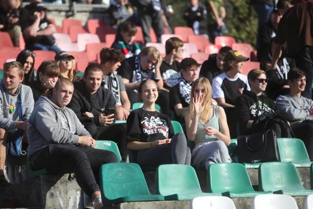 18.10.2022. Kibice na meczu Zagłębie Sosnowiec - Raków Częstochowa.    Zobacz kolejne zdjęcia. Przesuwaj zdjęcia w prawo - naciśnij strzałkę lub przycisk NASTĘPNE