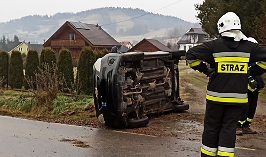 Kasina Wielka. Samochód osobowy dachował. Na pomoc przybyli strażacy