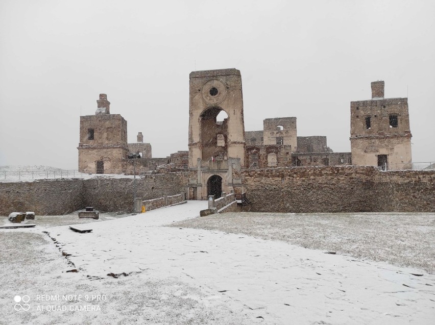 Zamek Krzyżtopór w Ujeździe otulony śniegiem. Zobaczcie niesamowite zdjęcia
