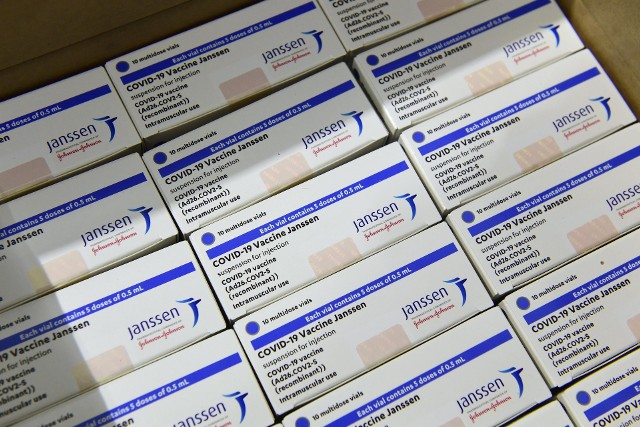 Szczepionki firmy Johnson & Johnson dotarły do Polski. Pierwsza dostawa to około 120 tysięcy dawek