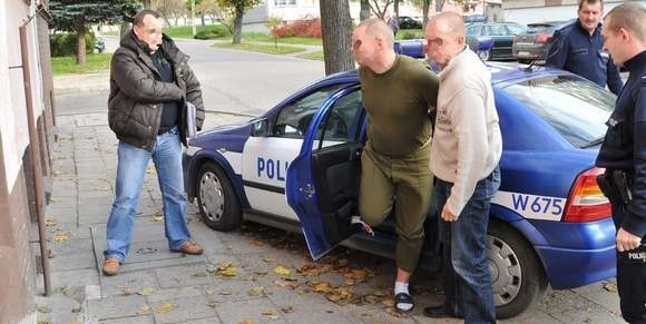 Dziś do Prokuratury Rejonowej w Sławnie doprowadzono pierwszego podejrzanego w sprawie piątkowego zabójstwa w centrum Sławna.
