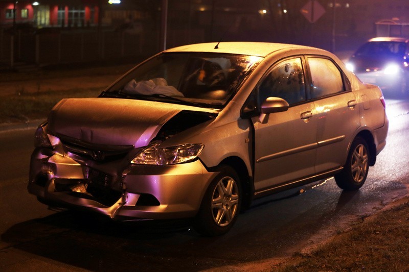 Wypadek w Zielonej Górze. Honda uderzyła w forda. Jedna osoba ranna (zdjęcia)