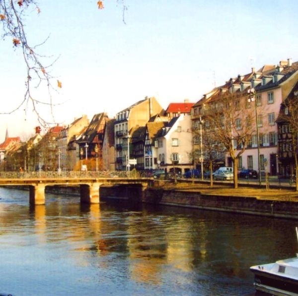 Strasburg najlepiej oglądać od strony rzeki.