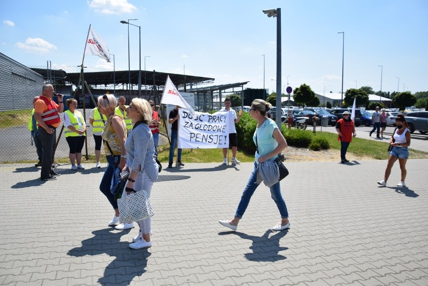 Protest przed bramą firmy Valeo w Skawinie w sprawie braku...