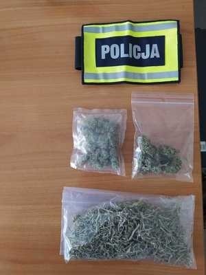 W miejscu zamieszkania 36-latka w Łodzi na Radogoszczu policjanci znaleźli i zabezpieczyli 51 gramów brutto marihuany.