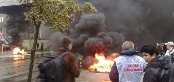 Protestujący na początku zapowiedzieli, że chcą zrobić zadymę.