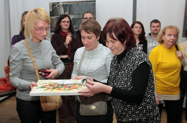 Monika Żmijewska (pierwsza z lewej),  wylicytowała obraz Joanny Czerwińskiej z WTZ w Mniszku. Kupiła go za 80 zł. Pieniądze trafią na hospicjum