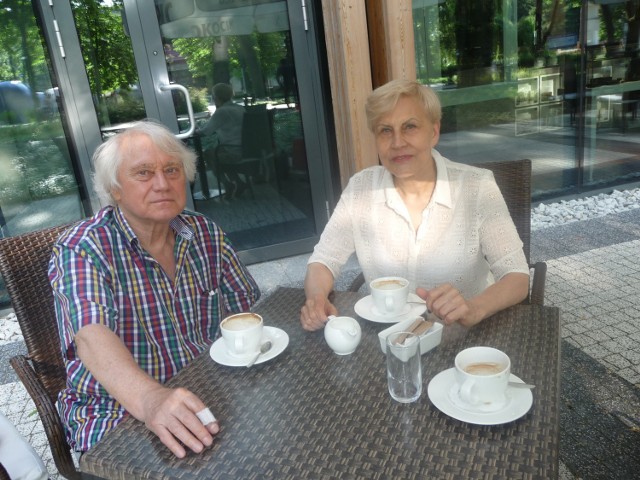 Jerzy Maksymiuk z żoną Ewą przed hotelem Bristol w Busku- Zdroju