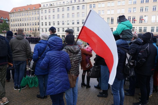 Wolontariusze Wielkopolskiego Klubu Dyskusyjnego Cyryl Clubu będą rozdawać w Święto Niepodległości biało-czerwone maseczki. 