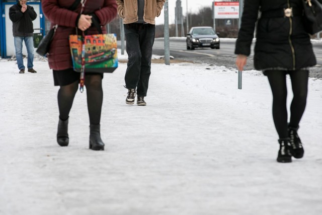 Choć pogoda się poprawiła, to w wielu miejscach na chodnikach wciąż zalega śnieg i lód.