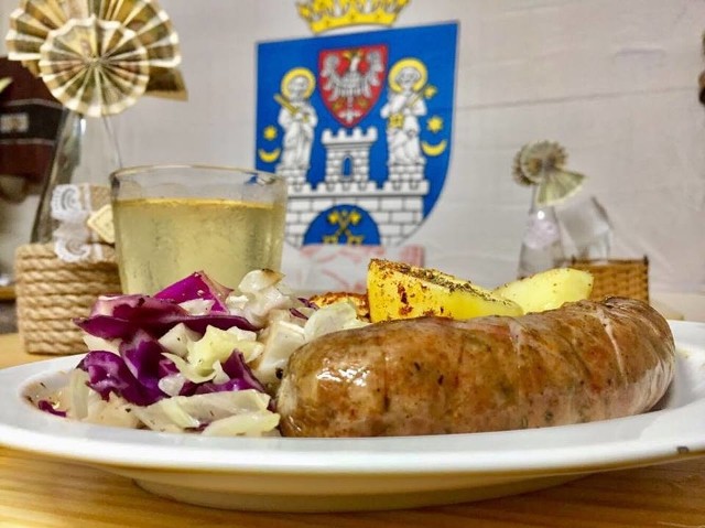 Polska wędzona kiełbasa, zapiekanki i sałatki z pyrą - a wszystko podane pod flagą z herbem Poznania - tak wygląda pierwszy polski bar w Sajgonie.