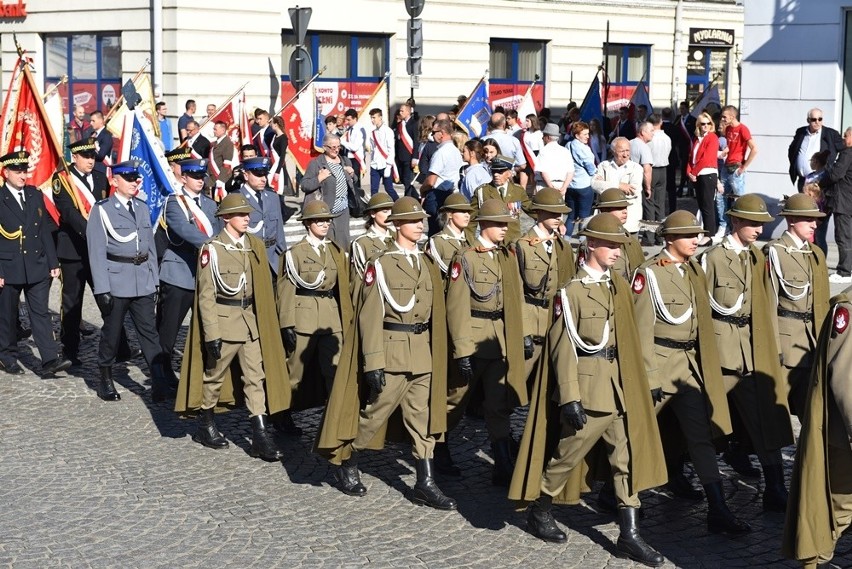 Nowy Sącz. Tłumy sądeczan na powtórnym pochówku gen. Bronisława Pierackiego