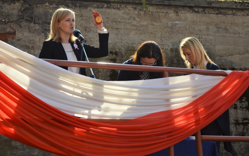 Nowy Sącz. Uczniowie Szkoły Podstawowej nr 2 śpiewali hymn i zakopali kapsułę czasu [ZDJĘCIA]