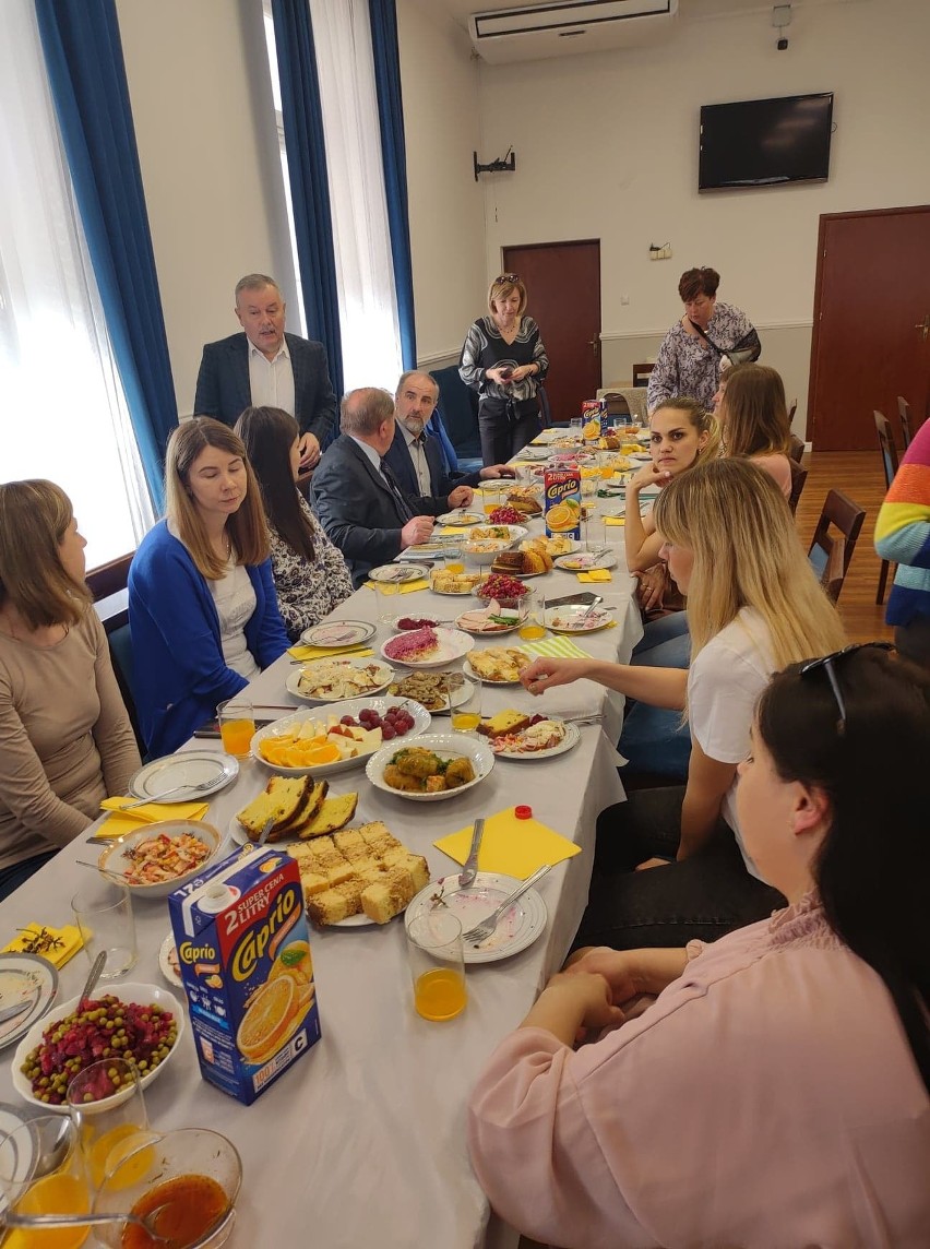 Panie z Ukrainy zorganizowały w Skalbmierzu spotkanie wielkanocno-majówkowe. Serwowały barszcz, draniki i inne smakołyki. Zobaczcie zdjęcia