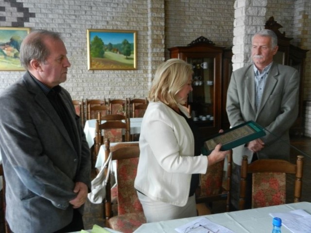 Na początku spotkania prezes Jerzy Karwecki odebrał z rąk Jolanty Danielak tablicę, upamiętniającą sukces Sylwii Bogackiej w Londynie.