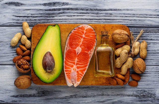 Dieta wysokotłuszczowa powinna zawierać zdrowe źródła tłuszczu, zwłaszcza takie jak ryby łososiowate, awokado, orzechy czy naturalnie tłoczone oleje