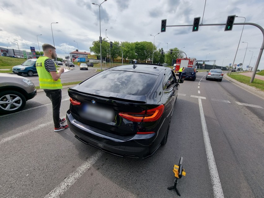 W Przemyślu kierujący BMW uderzył w tył subaru. Do szpitala trafiła kobieta [ZDJĘCIA]