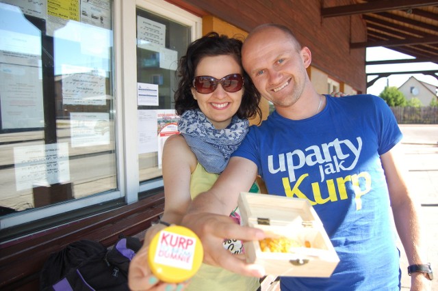 Rajd rozpoczął się od myszynieckiego dworca autobusowego. Michał Parda i Anna Kulas pokazują skarby, które zostały ukryte na Kurpiach