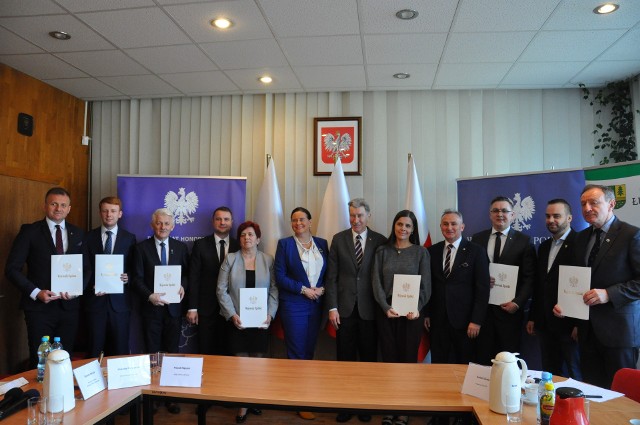 W poniedziałek w Łubnianach podpisano dziesięć umów z opolskimi samorządami w ramach rządowego programu „Posiłek w szkole i w  domu na lata 2019-2023”.