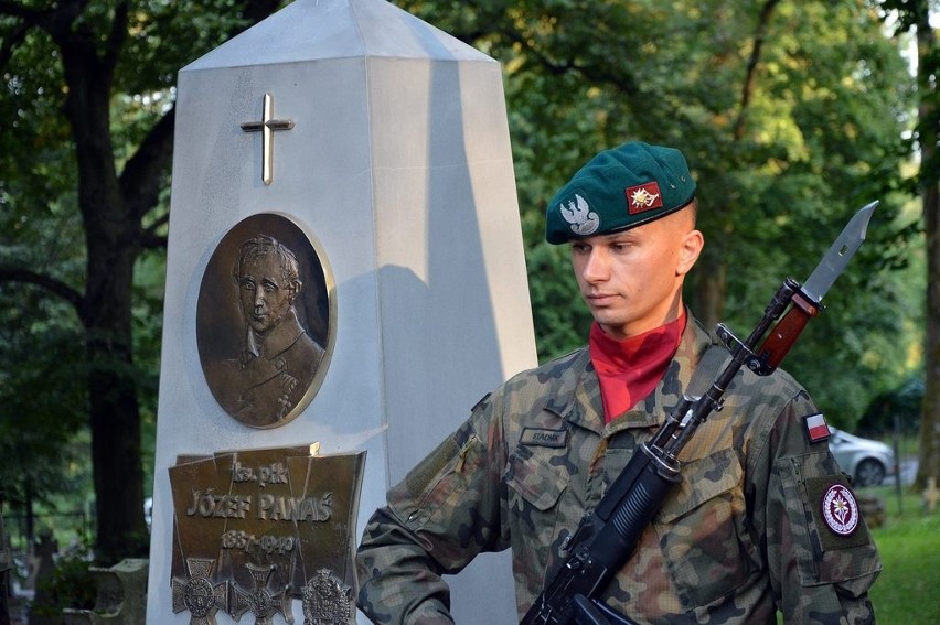 Obelisk został odsłonięty na Cmentarzu Wojskowym przy ul....