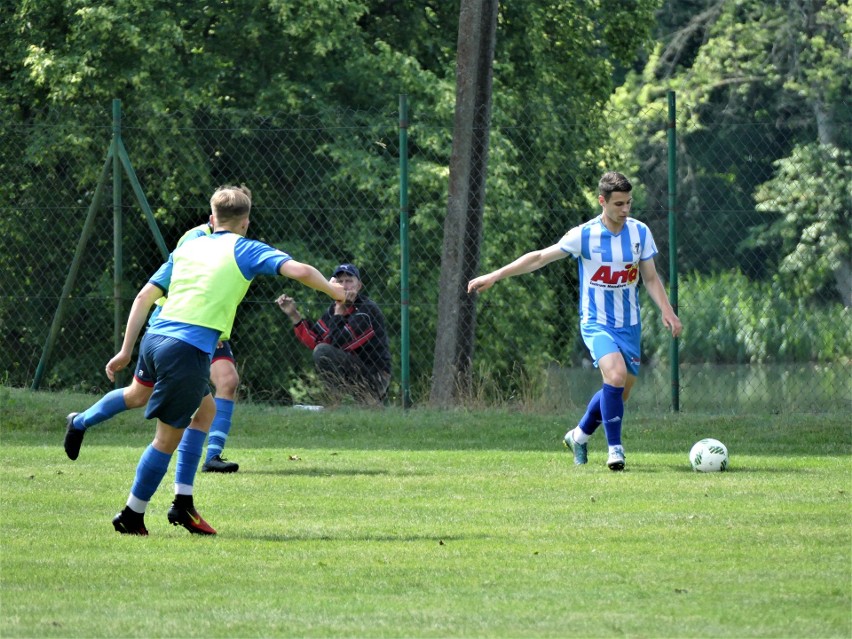 MKP Szczecinek (biało-niebieskie stroje) zremisował w meczu...