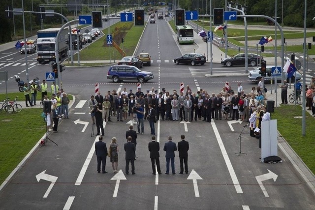 "4,5 km nowej drogi ułatwi dojazd do wschodnich rejonów miasta i Wasilkowa i odciąży jedyną do tej pory trasę w tym kierunku, czyli ciąg ulic: Sienkiewicza, Wasilkowska" - pisaliśmy 11 lat temu.ZOBACZ TAKŻE: Słownik podlasko-polski. Te słowa usłyszysz tylko na Podlasiu. Tych wyrazów osoby z innych regionów nie rozumieją!