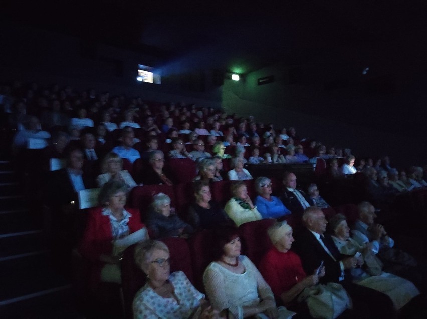 Włoszczowscy seniorzy na darmowym seansie w kinie Muza z Fundacją Artwińskiego. Zobaczcie zdjęcia