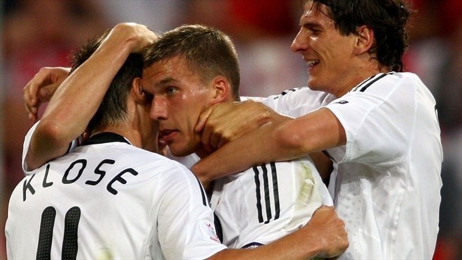 Lukas Podolski po zdobyciu pierwszego gola w meczu przeciwko...