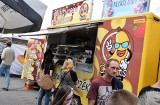 Kruszwica. Pod Mysią Wieża w Kruszwicy odbywa się Zlot Food Trucków. Można sobie podjeść. Zdjęcia