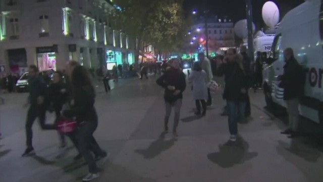 Wybuch paniki na placu Republiki w Paryżu
