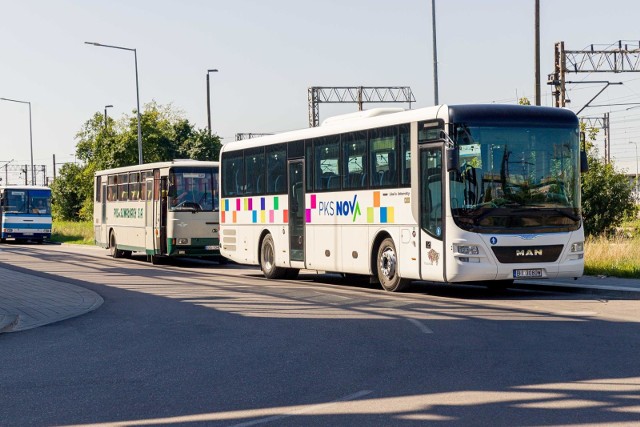 Autobusy PKS albo są przepełnione, albo się spóźniają, a co gorsza wcale nie przyjeżdżają. Takie problemy mają mieszkańcy Czarnej Białostockiej, którzy codziennie rano dojeżdżają do pracy bądź szkół w Białymstoku.  - Nie ma szans na uruchomienie dodatkowych kursów w godzinach porannych - odpowiada spółka PKP Nova.