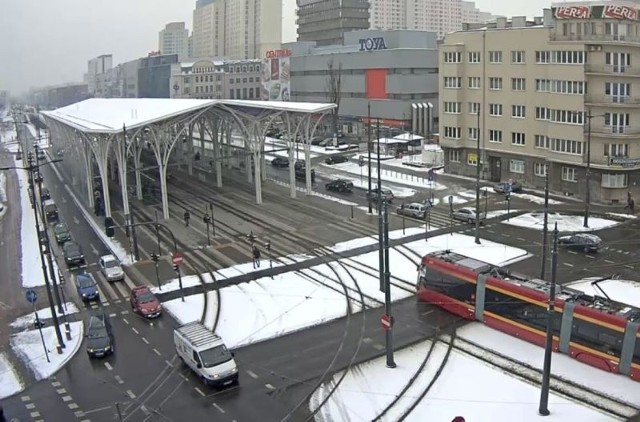 Na dachu biało, a pod wiatą... ciemno.