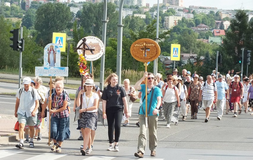 Grupa nr 1 starachowickiej pielgrzymki z parafii Wszystkich...