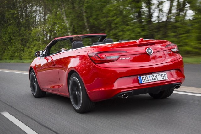 Opel Cascada Supreme Wiosna to czas kabrioletów. Opel Cascada pozwala cieszyć się słońcem, a w razie kwietniowego deszczu zamykanie materiałowego dachu trwa tylko 17 sekund. Kabriolet z czteromiejscowym wnętrzem jest teraz dostępny jako Cascada Supreme z dodatkami stylizacyjnymi.Fot. Opel