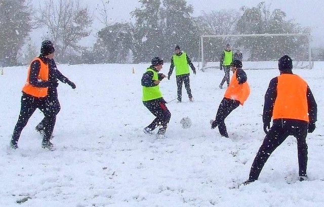 Wtorkowy trening piłkarzy Radomiaka w gęstym śniegu.