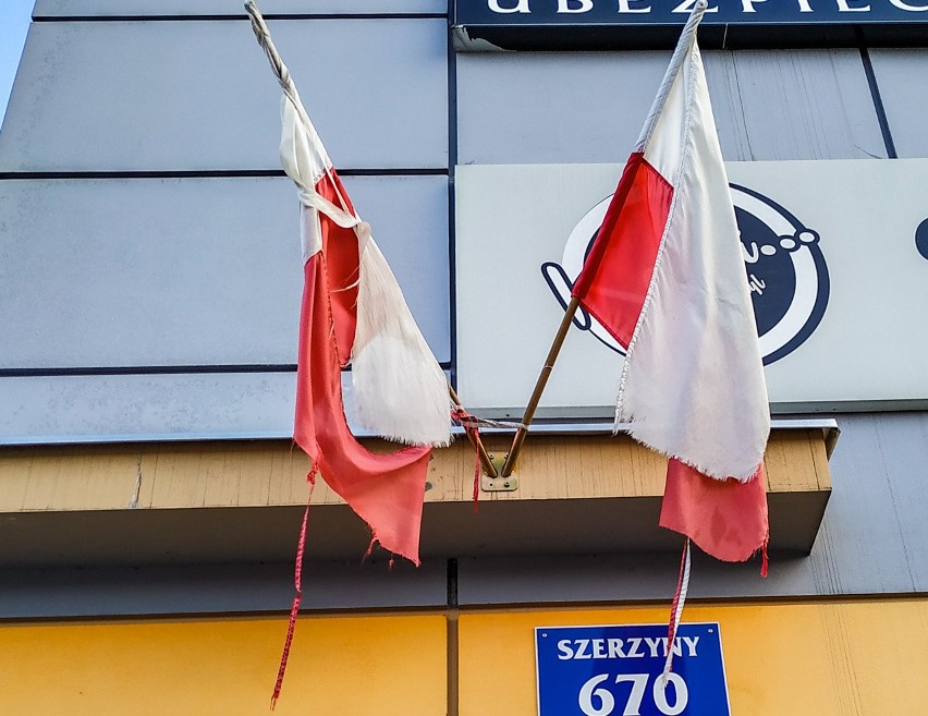 Szerzyny. Zniszczone flagi państwowe na centrum handlowym. Heraldyk: doszło do znieważenia