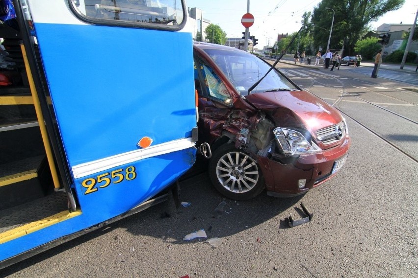 Wypadek na Wyszyńskiego. Tramwaj linii 10 zderzył się z oplem (FILM, ZDJĘCIA)