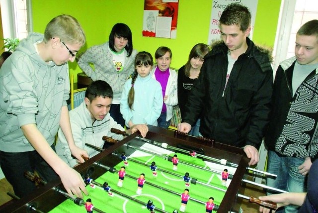 W Borkowie i Zabielach w popularne piłkarzyki grają nie tylko chłopcy, ale też dziewczyny. Są w tym równie dobre.