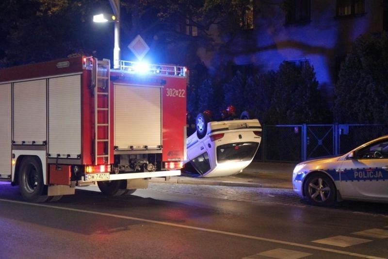 Wypadek na Kochanowskiego we Wrocławiu. Dachował peugeot,...