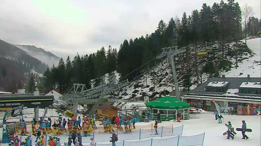 Warunki narciarskie w Beskidach. Szusowanie trwa od rana a słoneczko świeci