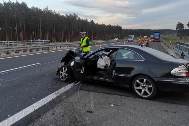 Kierujący samochodem ciężarowym 38-letni mieszkaniec Gdyni oraz mieszkaniec powiatu poznańskiego, jadący mercedesem, nie odnieśli poważnych obrażeń